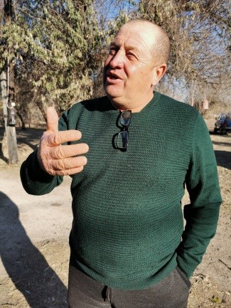 Александр Васильевич Голованев и вольеры для животных в питомнике «Сайгак»